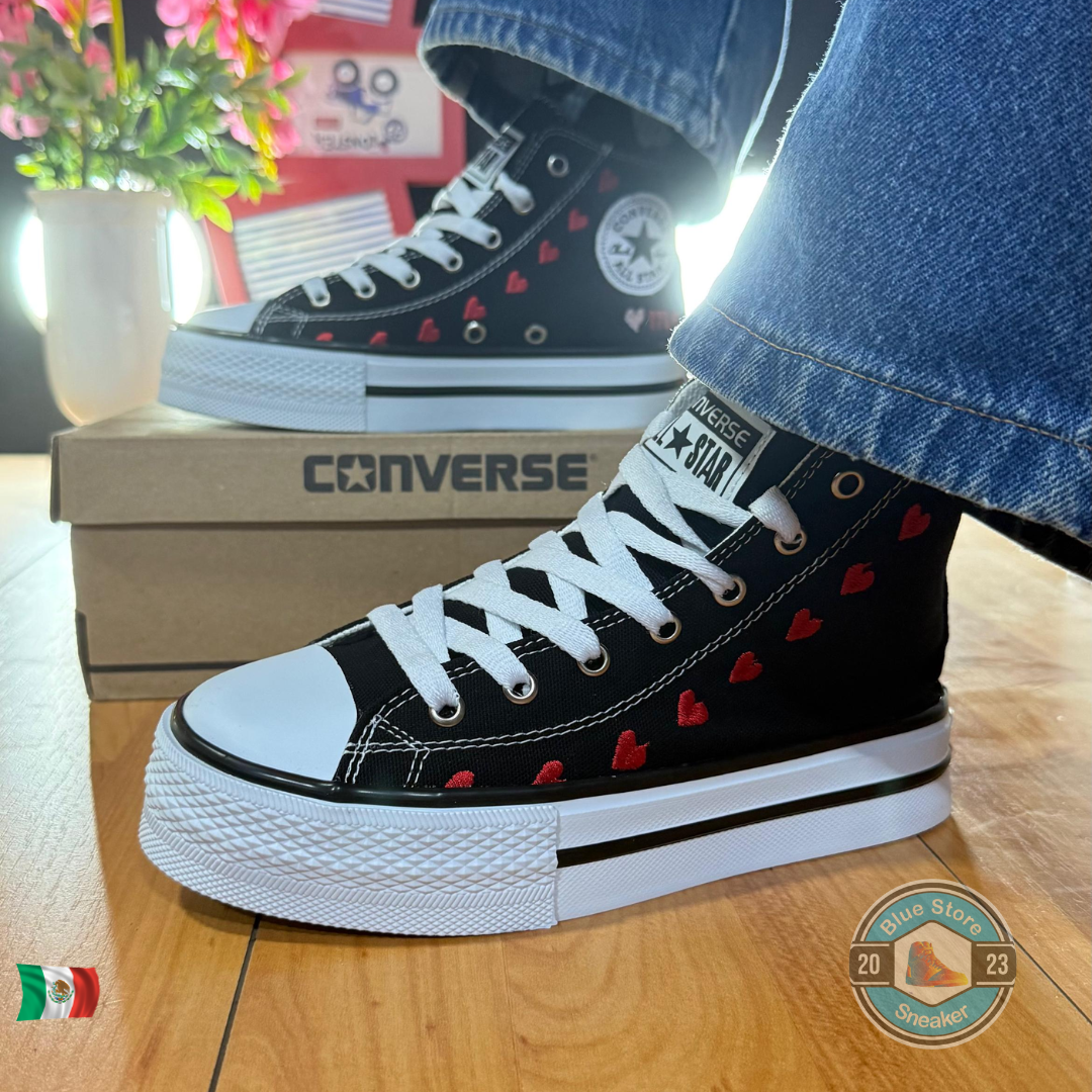 Converse corazones bordados